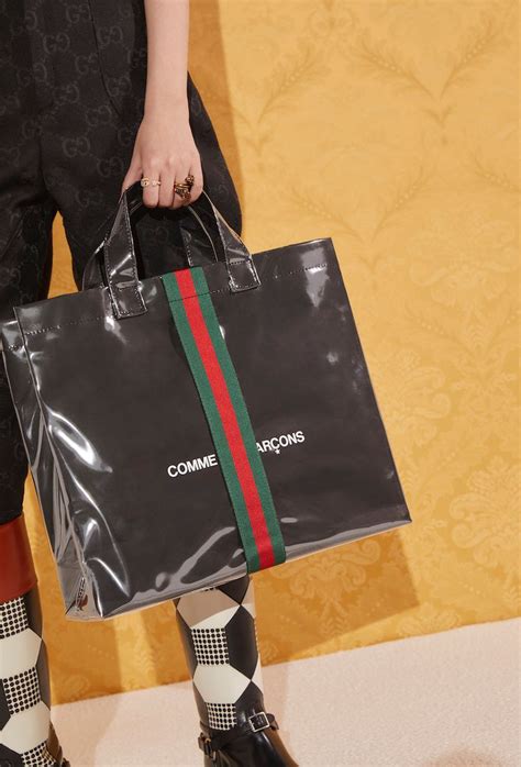 comme des garcons gucci コラボ|「グッチ」 × 「ギャルソン」新作はブラックのポリウレタン .